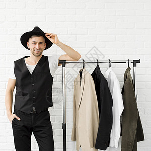 时尚的戴帽子站着衣柜的男人现代常设店铺图片