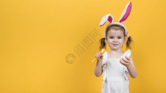 戴兔耳朵的可爱小女孩图片