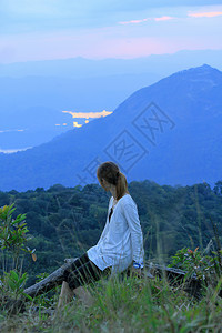 自然草地徒步旅行者女人的后背是山上风景图片