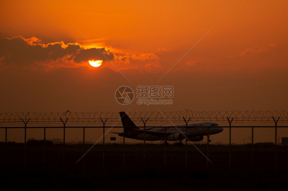 商业的空气跑道黄昏阳光的飞机图片