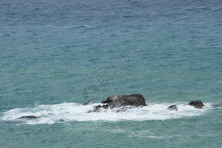 海岸克里米亚中的岩石采取溅图片