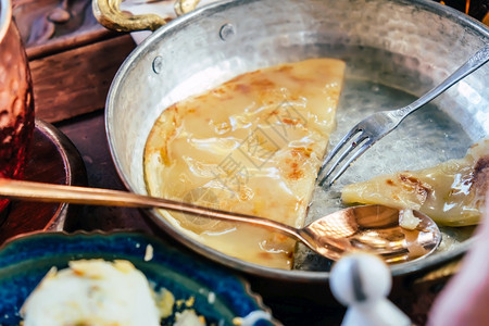 木制的Roti面包加奶粉的图象甜点饮料图片