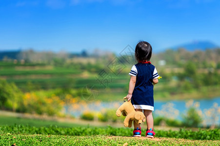 绿色美丽的人们一个女孩站在绿草上图片