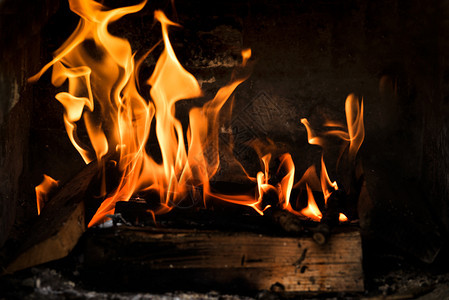 夜晚红色的松弛在壁炉中燃烧烈火和毁树木图片