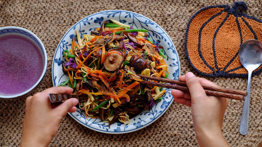 材料一种面条混合蔬菜越南素食菜供者吃配有彩色绿菜异麦和蘑菇可以很快在家做早餐玉米图片
