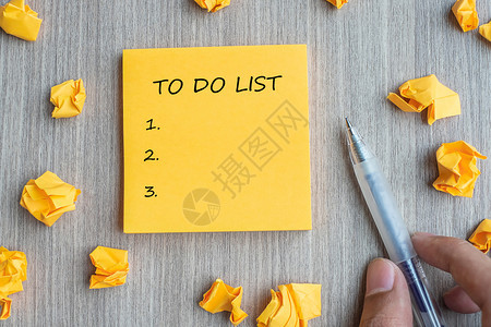 邮政手写笔记与商人持和纸碎的木桌背景商业目标任务价值战略概念一起用黄字单词填写图片