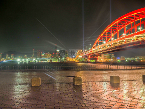 现代的2017年4月日夜观大红钢桥名为Obashi桥位于日本神户港夜间横过日本奥巴希桥四月夜晚图片