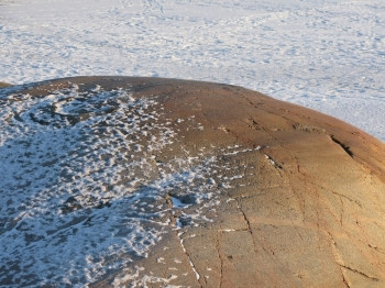 小路蓝色的花岗岩上粉雪冬季风景细节瑞典斯德哥尔摩寒冬图片
