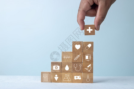 堵塞您的健康和医疗概念保险商人手工安排木板堆叠与图标医疗相堆叠的图例医疗护理剪贴板控制图片