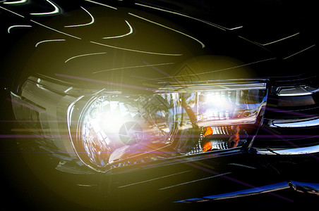 金属的汽车头灯系统用于夜间照明以保障驾驶安全在夜间点亮车头灯系统运输快速地图片