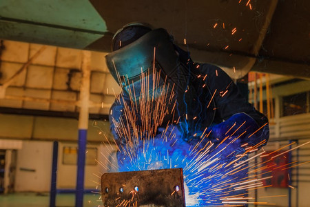 地点研磨工人用防护面具在工厂中焊接程图片