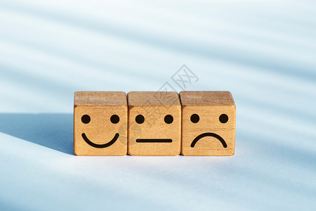 特点网络民意调查服务评价概念反馈分木制骰子微笑图标图片
