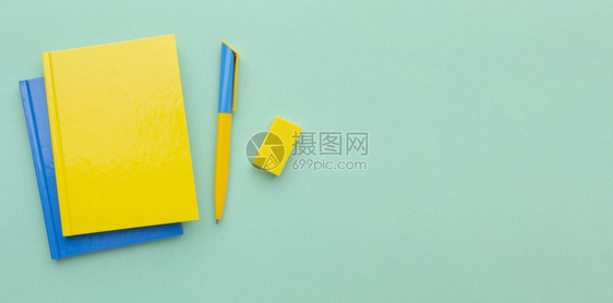 黄蓝撞色笔记本和笔图片