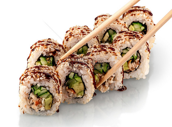 新鲜的两排寿司洒满了白种背景的反光镜化成灰色背面的粉碎体外胶汁和筷子加利福尼亚鳗鱼图片