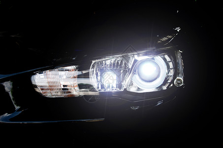 银细节调音汽车头灯系统用于夜间照明以保障驾驶安全在夜间点亮车头灯系统图片