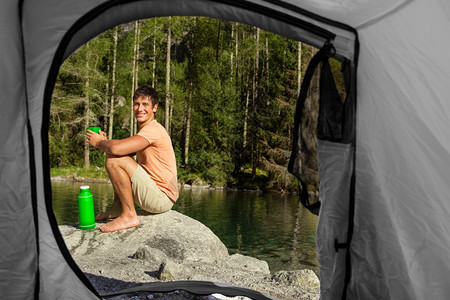 露营男子在帐篷外图片