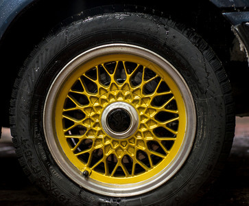 光彩和金色的美丽车轮上传说合金运动网轮子种族输图片