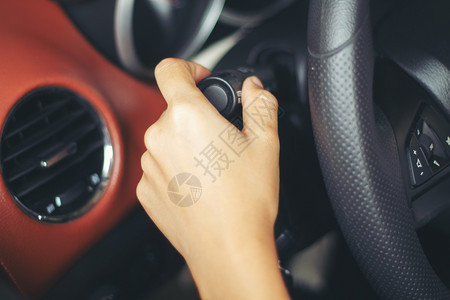 现代的汽车女士按下钮转信号扣车选择聚焦在手上有选择的焦点图片