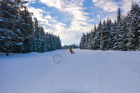 冬季滑雪登山者图片