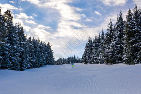 冬季滑雪登山者图片