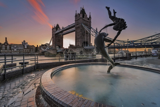 分片海豚雕像在伦敦塔桥旁联合的景观图片
