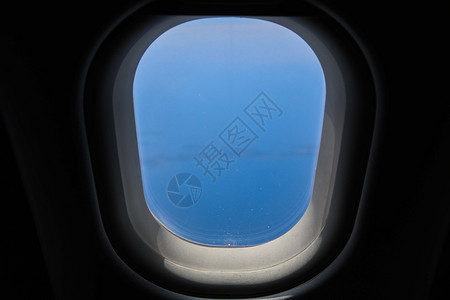蓝色的机器地平线在飞上从窗口看到图片