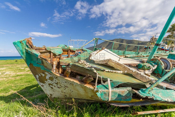 锈春天在Pomos村PomosPomos港Pomos该岛西北海岸Paphos区的一个村庄艘废弃的离海渔船在春季下午日拍摄的照片一图片