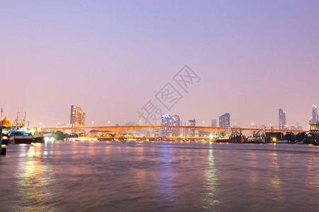 景观亚洲披耶曼谷市Twilight城市景楼和曼谷摩天大楼的桥图片