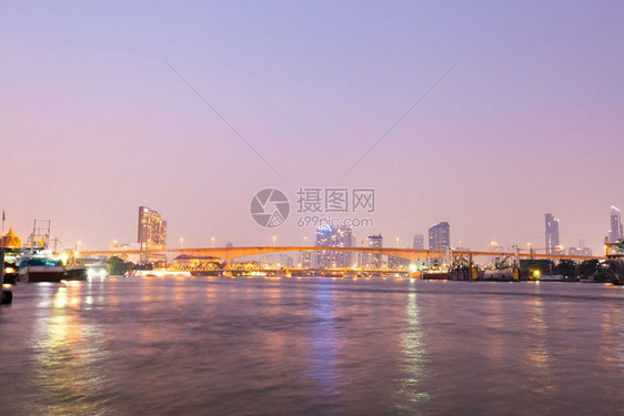 景观亚洲披耶曼谷市Twilight城市景楼和曼谷摩天大楼的桥图片