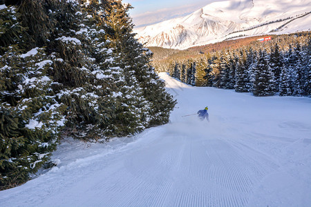 冬季滑雪登山者图片