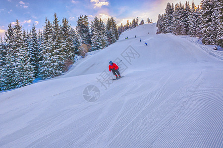 冬季滑雪登山者图片