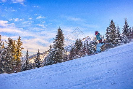 冬季滑雪登山者图片