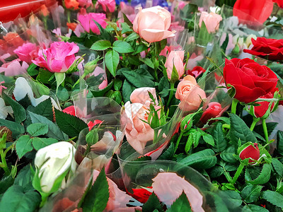 爱玫瑰花店售卖的很多朵束商业的图片