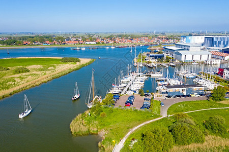 从荷兰弗里斯Workingum村和港口起飞的空中机船传统的纪念碑图片