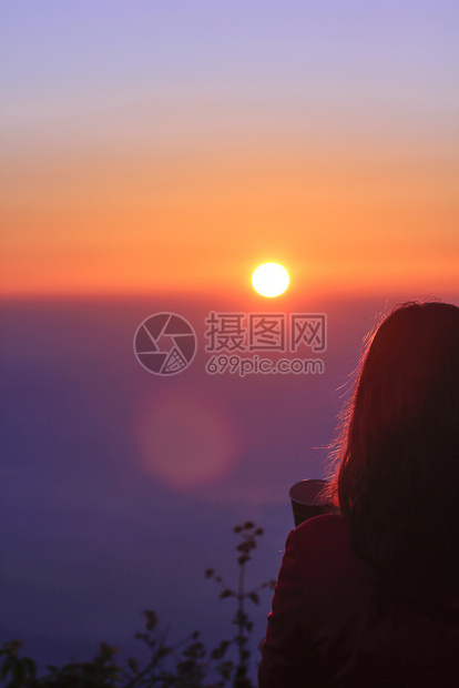 乡村的自由站在山上看日出的女人们岩石图片