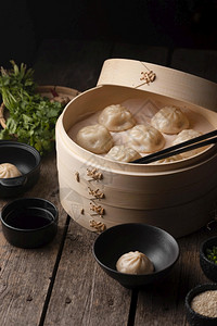 高角度传统亚洲饺子面团筷木制的图片