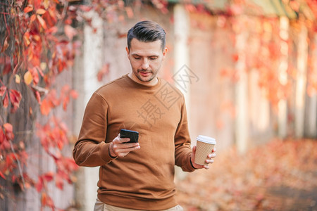 秋季拿着咖啡杯的男性图片