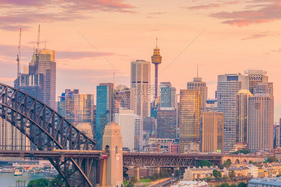 新的澳洲悉尼市下城天际的线支撑港口图片