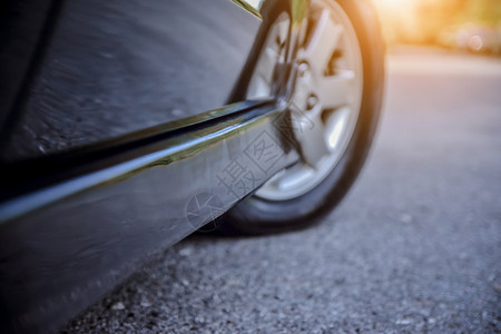 汽车停在街上路和日落背景汽车轮胎在路上运动沥青停放图片