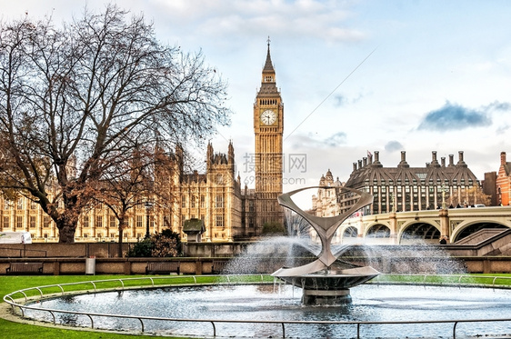 云钟楼联合王国BigBen和圣托马斯医院信会喷泉伦敦草图片