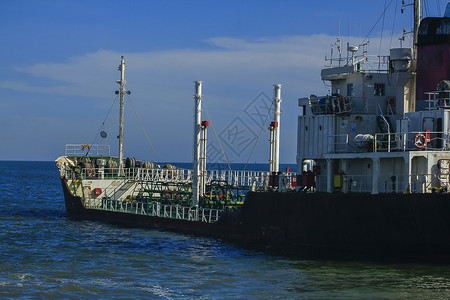 大型油轮停泊在海上图片