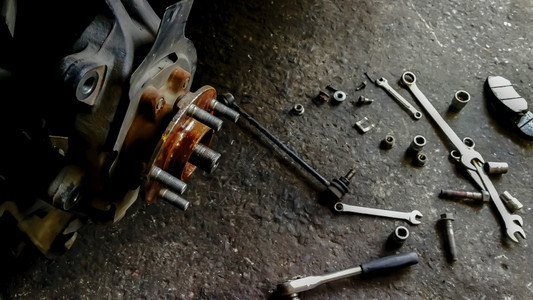 水泥地板上的汽车修理工具用于车辆机械引擎维护图片