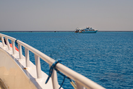 非洲颜色在红海的一个湾停泊旅游船用于上浮豪华游艇海岸图片