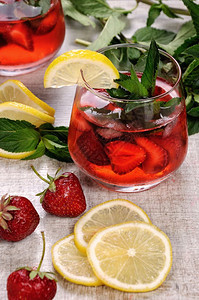 冷却淬火一杯冰凉的草莓柠檬水薄荷叶一片加冰的柠檬水果图片