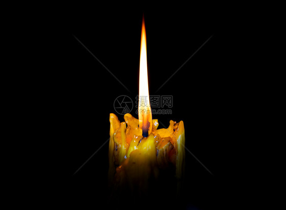 冥想温暖的祈祷在黑色背景上闪亮燃烧的灯光蜡烛图片