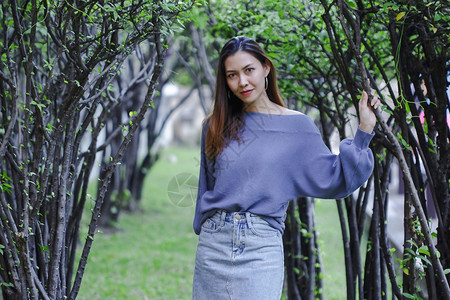 女人站在树下白种女孩春天图片