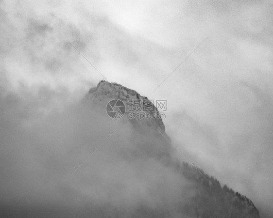 风景环境宁静雾和云中的山顶图片