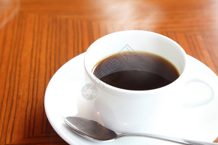 黑色的摩卡咖啡杯木制桌上有烟古老的图片
