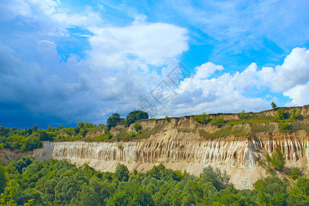 白垩结石坑有着沙悬崖和美丽的天空景观桑迪山脚有森林桑迪山脚有森林桑迪山上的壁天文风景白粉板鲸石采以及沙岩悬崖和美丽的天空图片