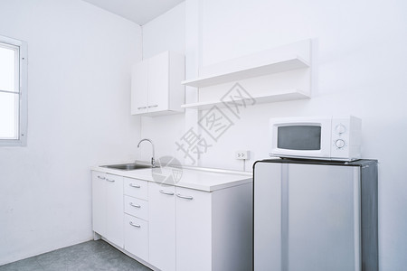 内部的现代生活概念白色清洁厨房室内置家具装饰想法包括水槽储存库橱柜架子冰箱和微波模拟器等抽屉白色的图片